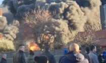 Incendio in azienda, colonna di fumo visibile a chilometri di distanza FOTO e VIDEO