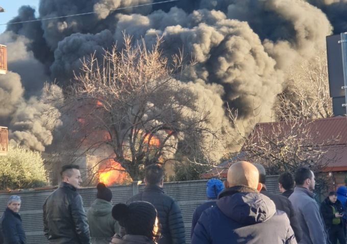 Incendio in azienda, colonna di fumo visibile a chilometri di distanza FOTO e VIDEO