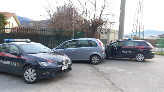 Trovato morto al fianco della sua auto