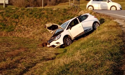 Si ribalta con l'auto e finisce nel fosso