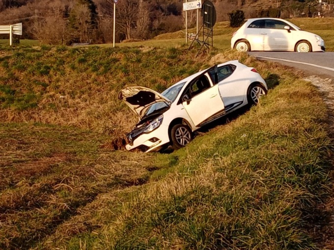 Si ribalta con l’auto e finisce nel fosso