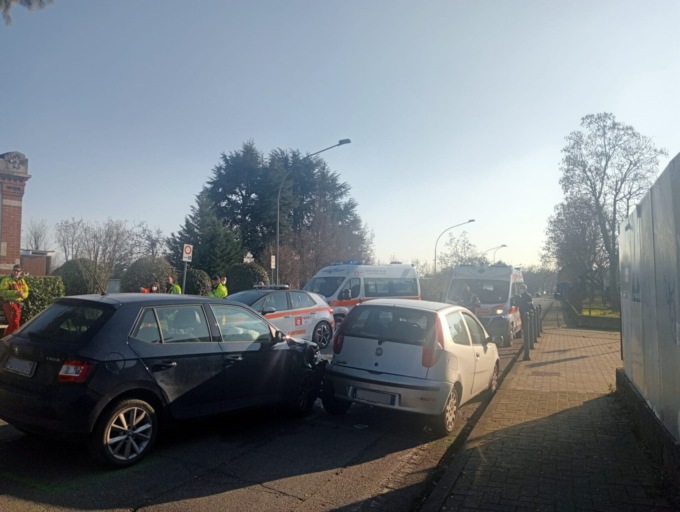 Incidente stradale, ferite anche due ragazzine