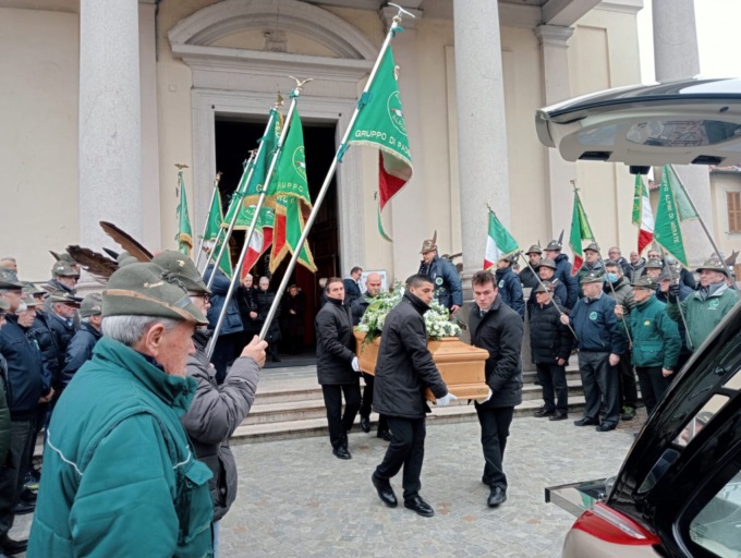 Ultimo saluto commosso all’alpino Carlo Fumagalli