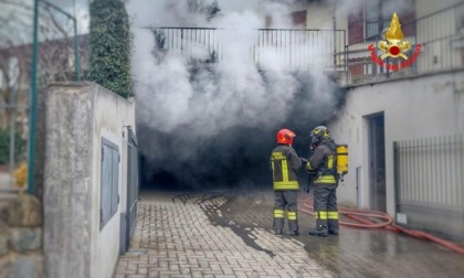 Incendio in mattinata, a fuoco due box