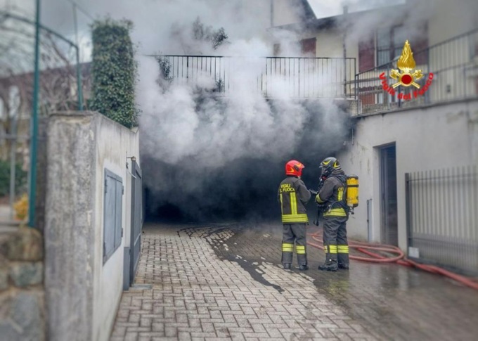 Incendio in mattinata, a fuoco due box