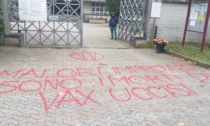 "Uccisi dal vaccino": raid no vax al cimitero