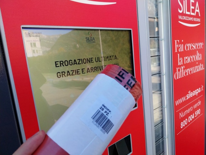 Continua l’installazione dei distributori dei sacchi rossi