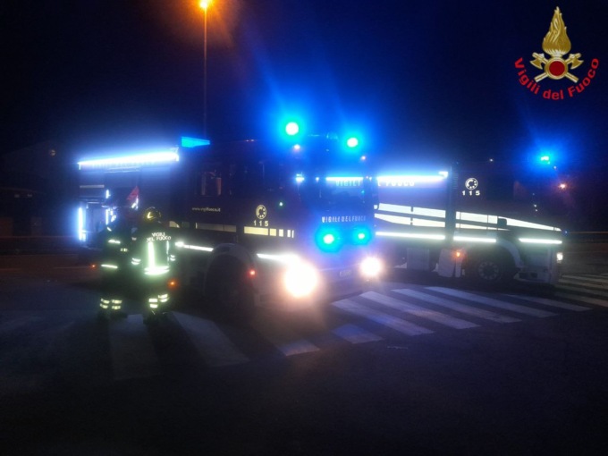 Incendio nella notte, oltre 50 sfollati LE FOTO