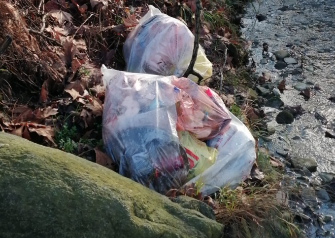 Getta rifiuti nel torrente: beccato. Multa salata in arrivo