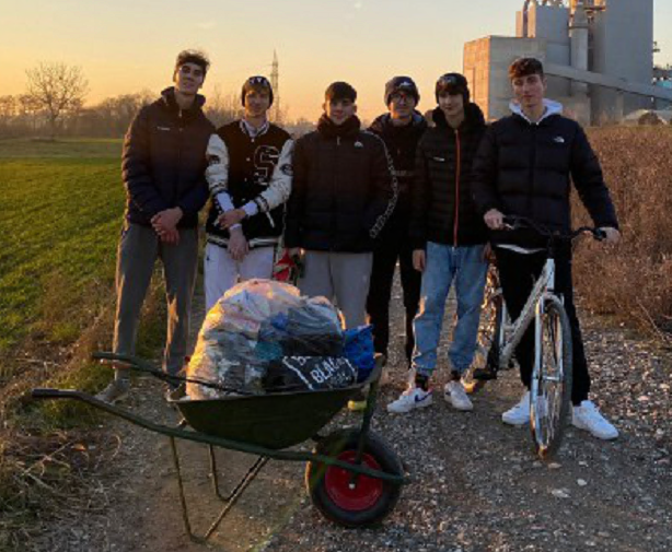 Sette giovani raccolgono i rifiuti lasciati dagli incivili