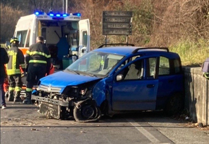 Incidente, veicolo si schianta contro lo spartitraffico