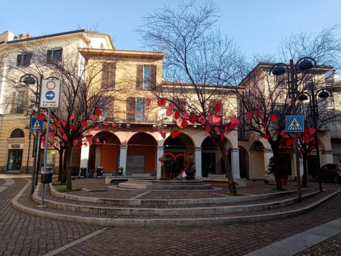 San Valentino colora la città con i cuori rossi