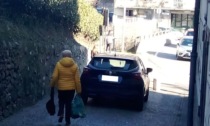 Scende con l'auto i gradini di una scalinata di paese