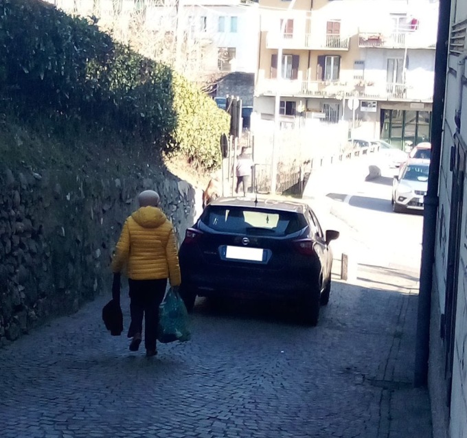Scende con l’auto i gradini di una scalinata di paese