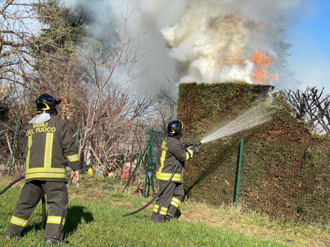 Incendio nella mattinata, prende fuoco una siepe