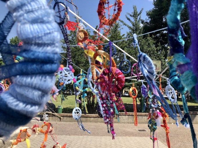 Yarn Bombing Barzanò, il festival della fiber art