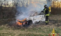 Auto in fiamme nell'Isola bergamasca