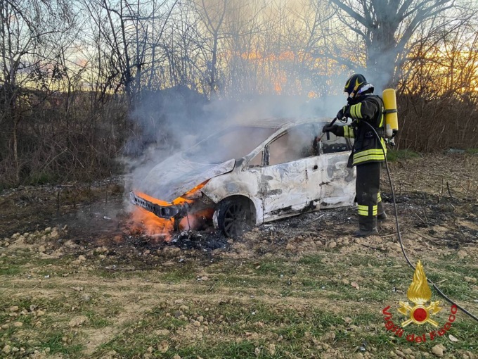 Auto in fiamme nell’Isola bergamasca