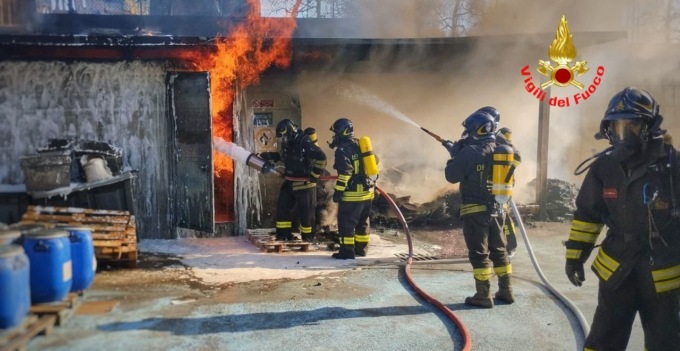 Barzago, fiamme in un deposito di vernici