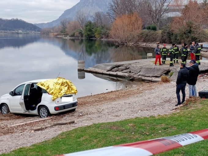 Trovato un cadavere sulle sponde del lago