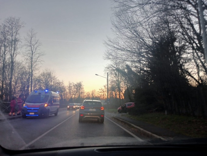 Macchina in un fosso, allertata l’ambulanza