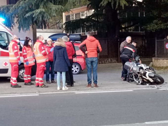 Incidente tra auto e moto, ferito un centauro