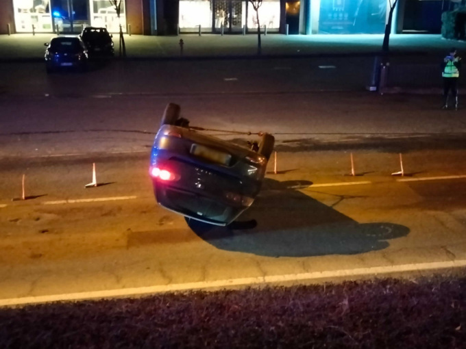 Traffico paralizzato per un incidente lungo la statale, auto ribaltata