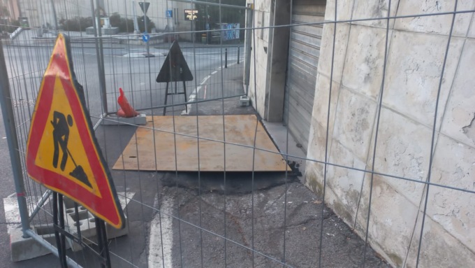 Buca in piazza per un cedimento dell’asfalto