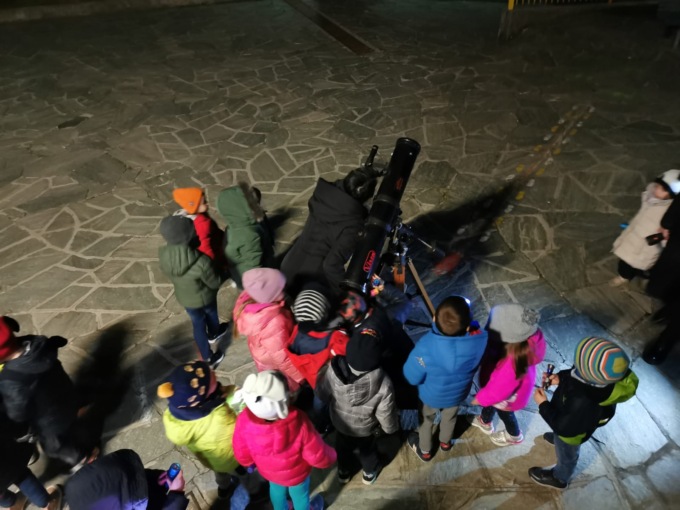 I bimbi dell’asilo alla scoperta del cielo notturno