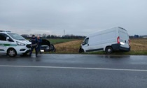 Incidente, un furgone e un'auto nel fosso