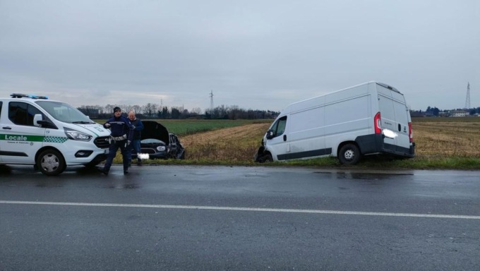 Incidente, un furgone e un’auto nel fosso