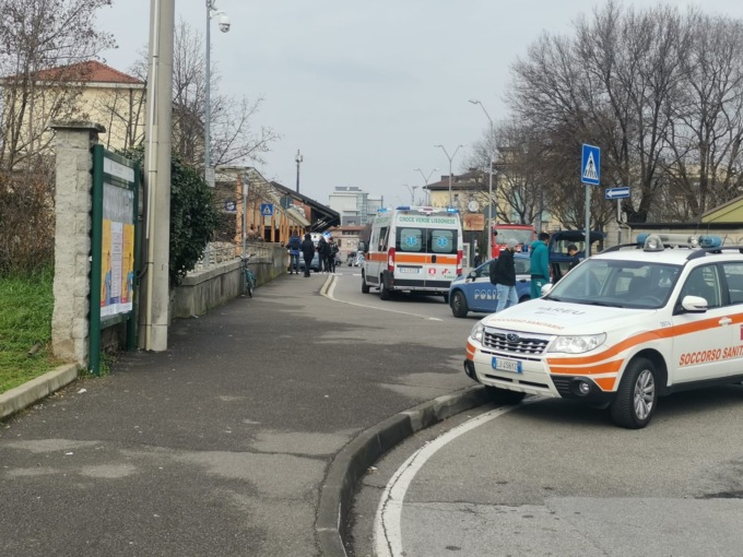 Tragedia in stazione, travolta una giovane
