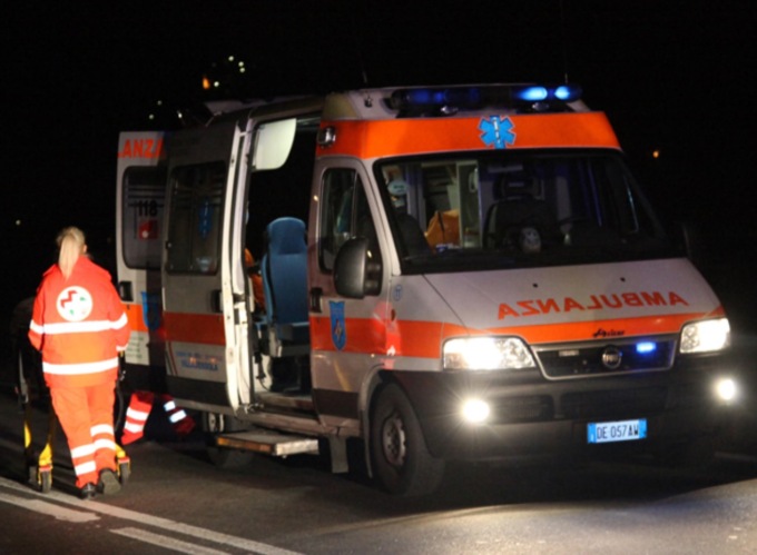 Accoltellamento fuori dal bar, coinvolti tre giovani