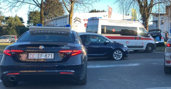 Incidente tra due auto, cinque persone coinvolte