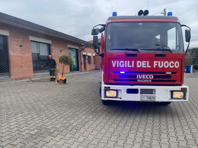 Prende fuoco un vaso, a rischio un locale