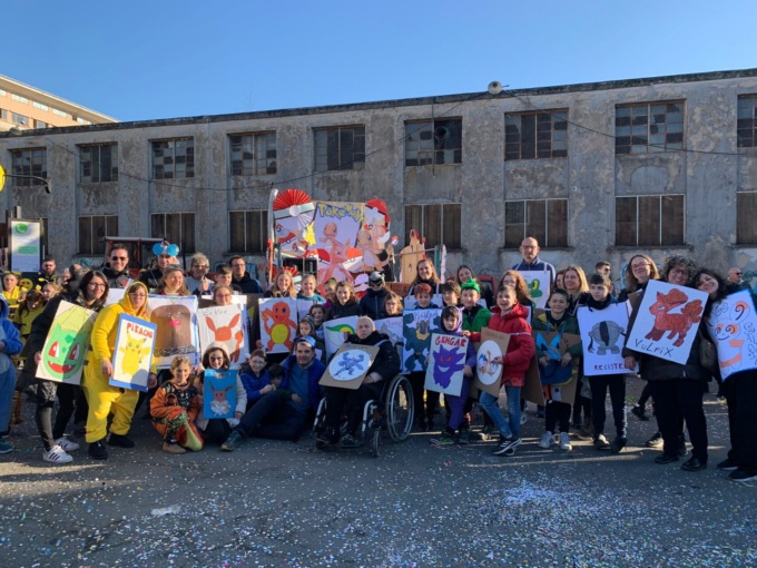 Carnevale, serpentone di carri ha animato le strade