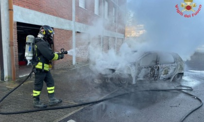 Auto a fuoco: intervengono i pompieri