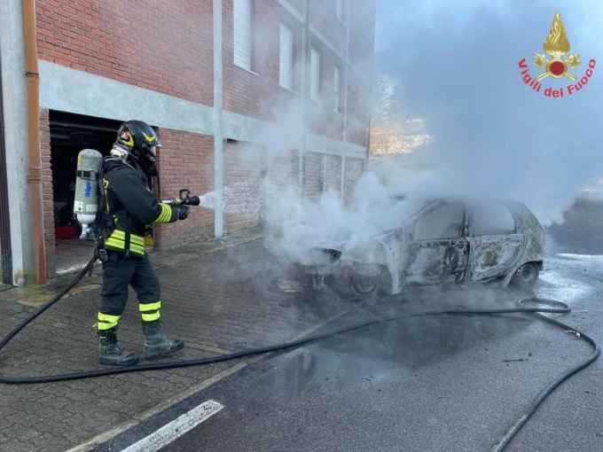 Auto a fuoco: intervengono i pompieri