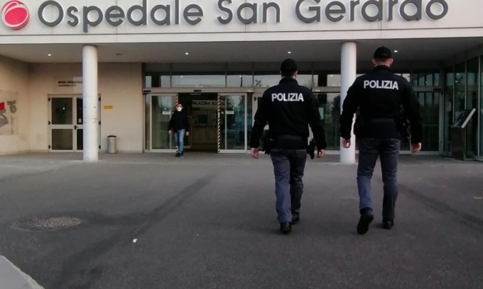 Minaccia il personale del pronto soccorso e aggredisce un poliziotto e un infermiere
