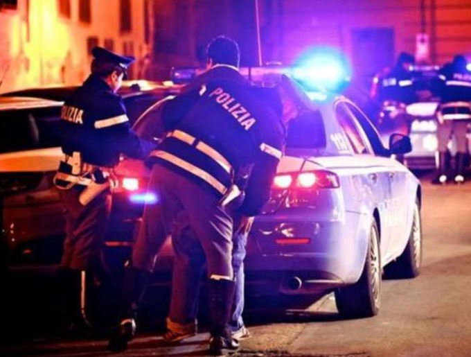 Aggredisce e rapina l’ex fidanzata, arrestato dalla Polizia
