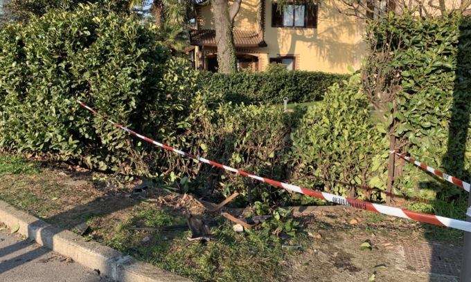 Sfonda una recinzione con la propria Bmw e fugge
