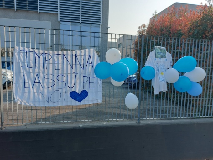 Palloncini e fumogeni per l’addio a Cristian Donzello