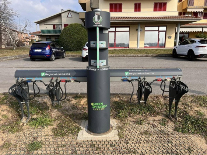 A Suisio installate quattro colonnine elettriche