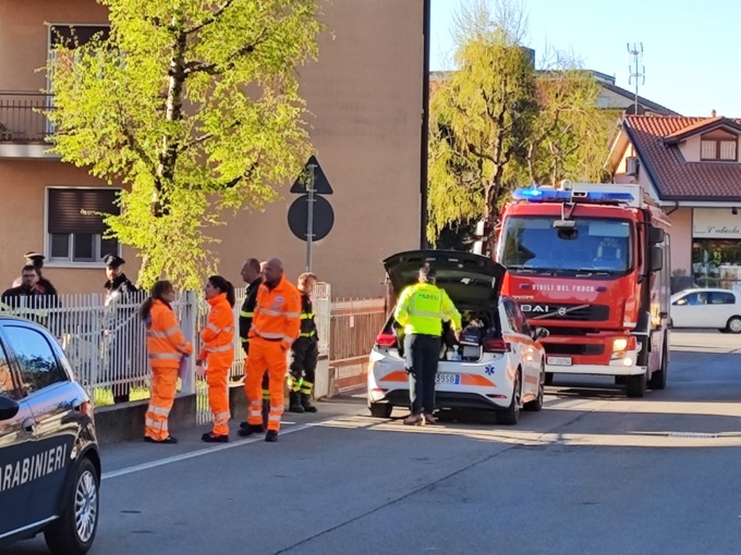 Tragedia, donna precipita dal balcone e muore