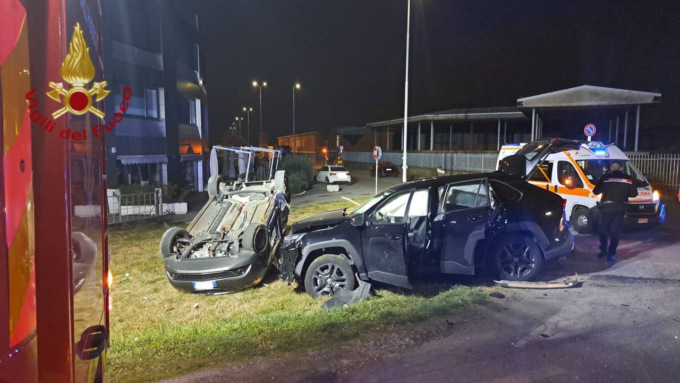 Incidente in serata, un’auto ribaltata