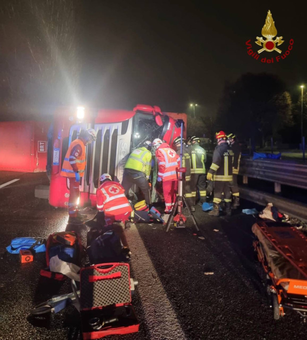Incidente stradale, uomo estratto dal tetto di un tir