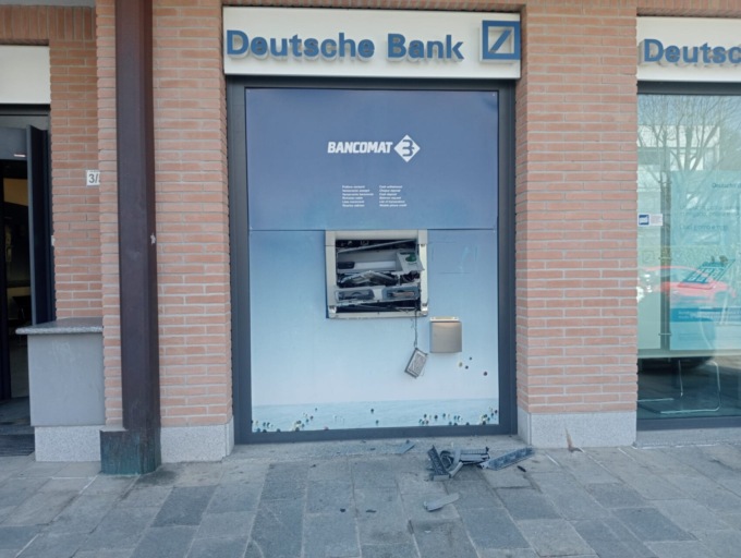 Bancomat esploso alla Deutsche Bank, ladri in fuga