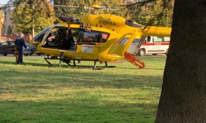 Uomo trovato morto in un prato, in corso le indagini