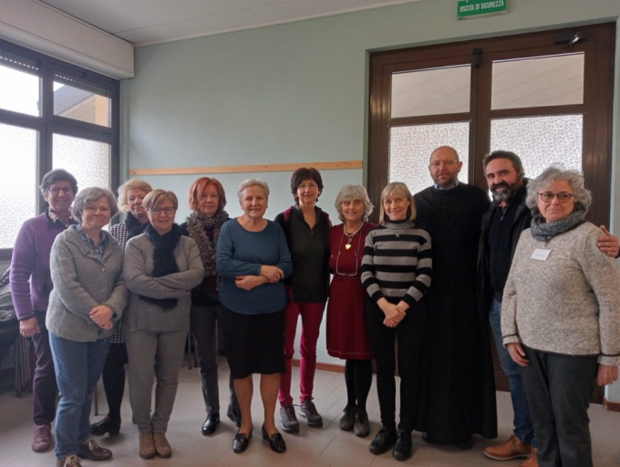 Un corso di cucito che promuove l’integrazione: con ago e filo nascono nuove amicizie