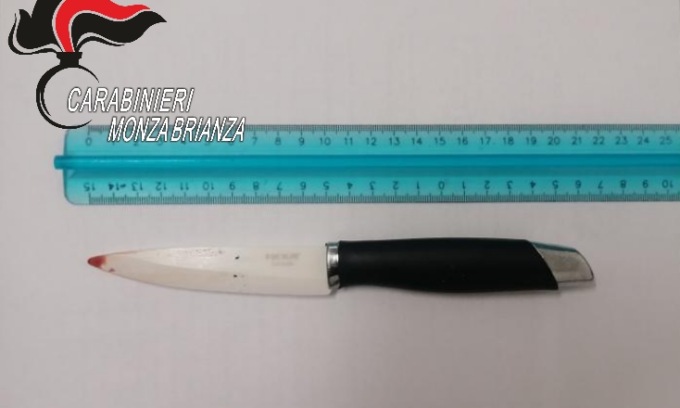 Moglie accoltella il marito al petto, tentato omicidio